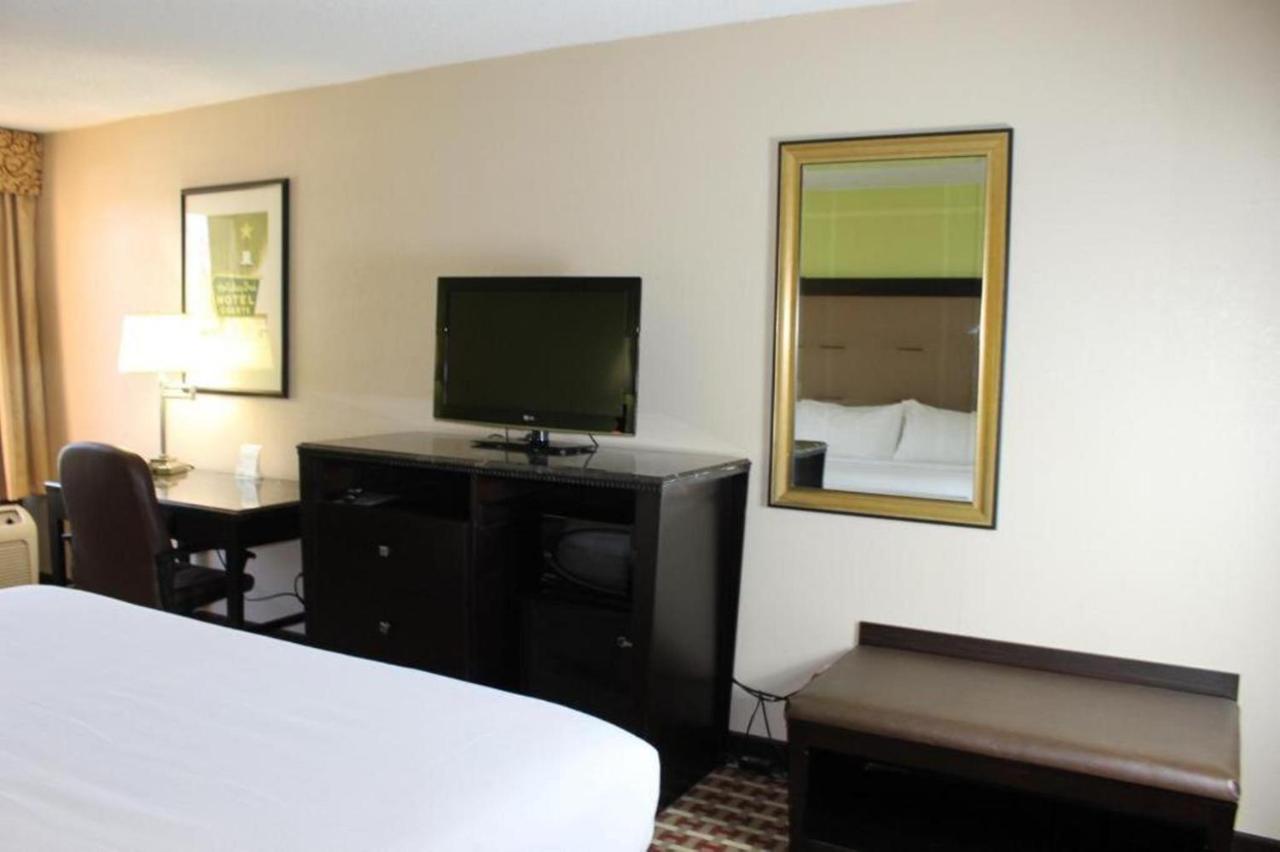 Ramada By Wyndham Gainesville Esterno foto