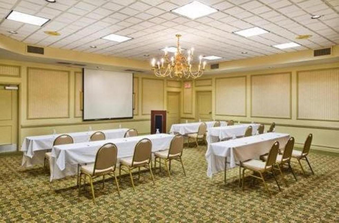 Ramada By Wyndham Gainesville Esterno foto