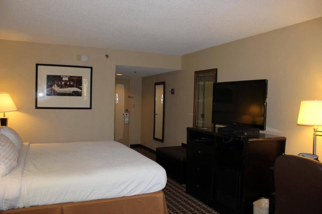Ramada By Wyndham Gainesville Esterno foto